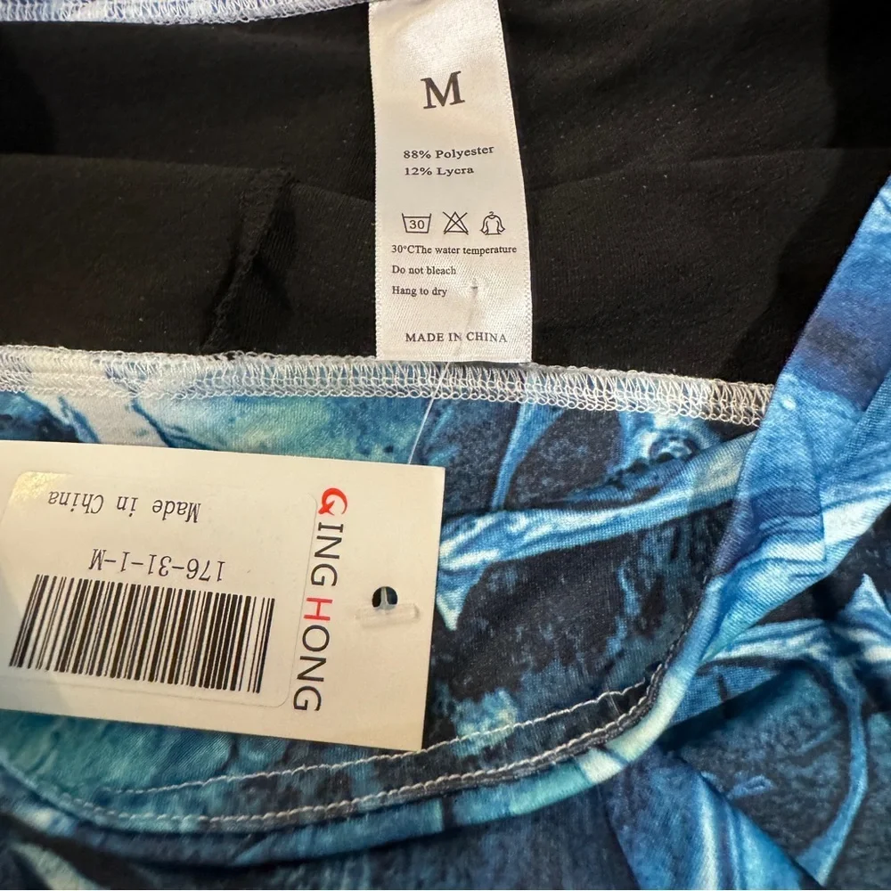 Great shorts, high waisted mtple Blue colored design, shorts underneath, size M. - Picture 5 of 5